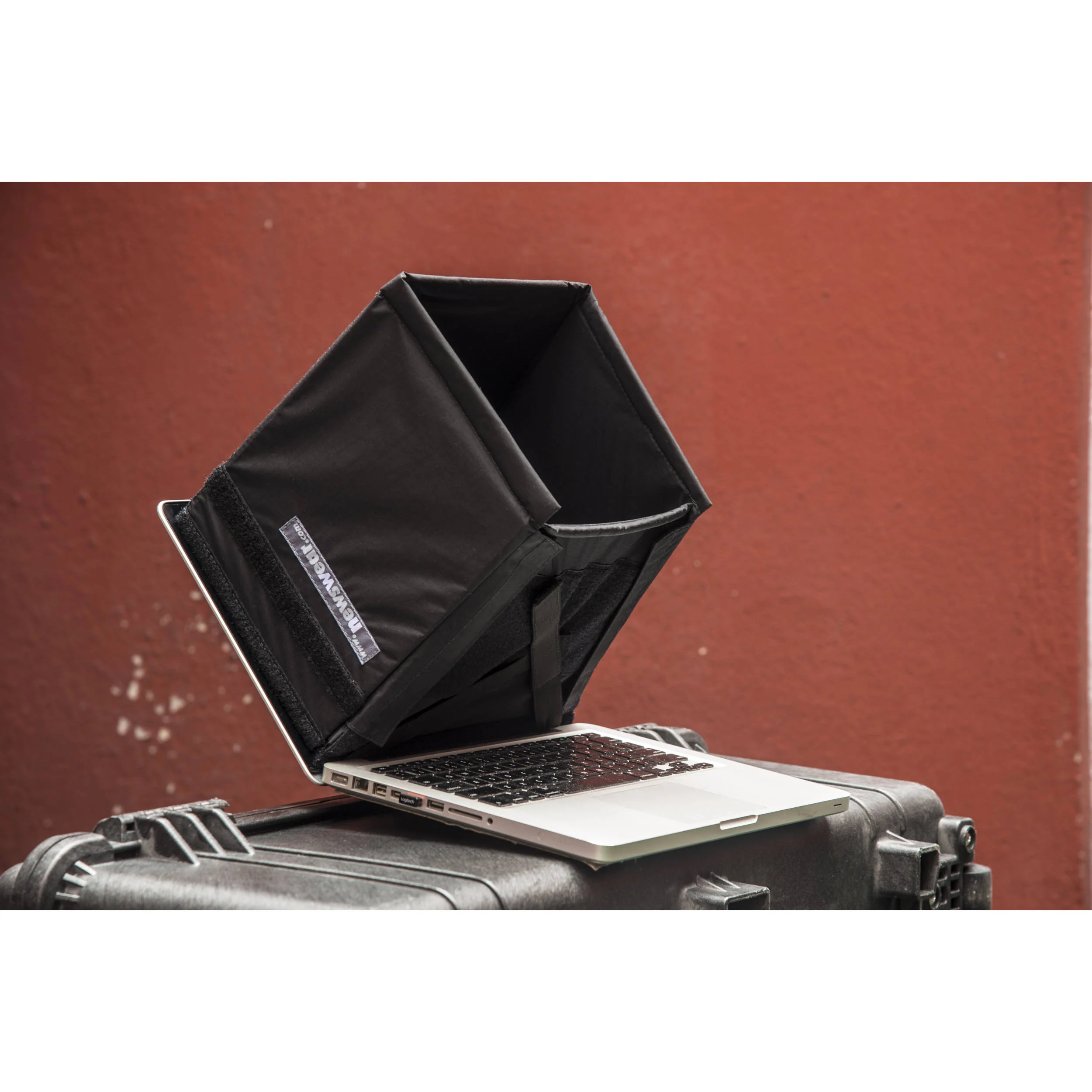 Newswear Darkroom 15" Laptop Shade & Cape - Image 6