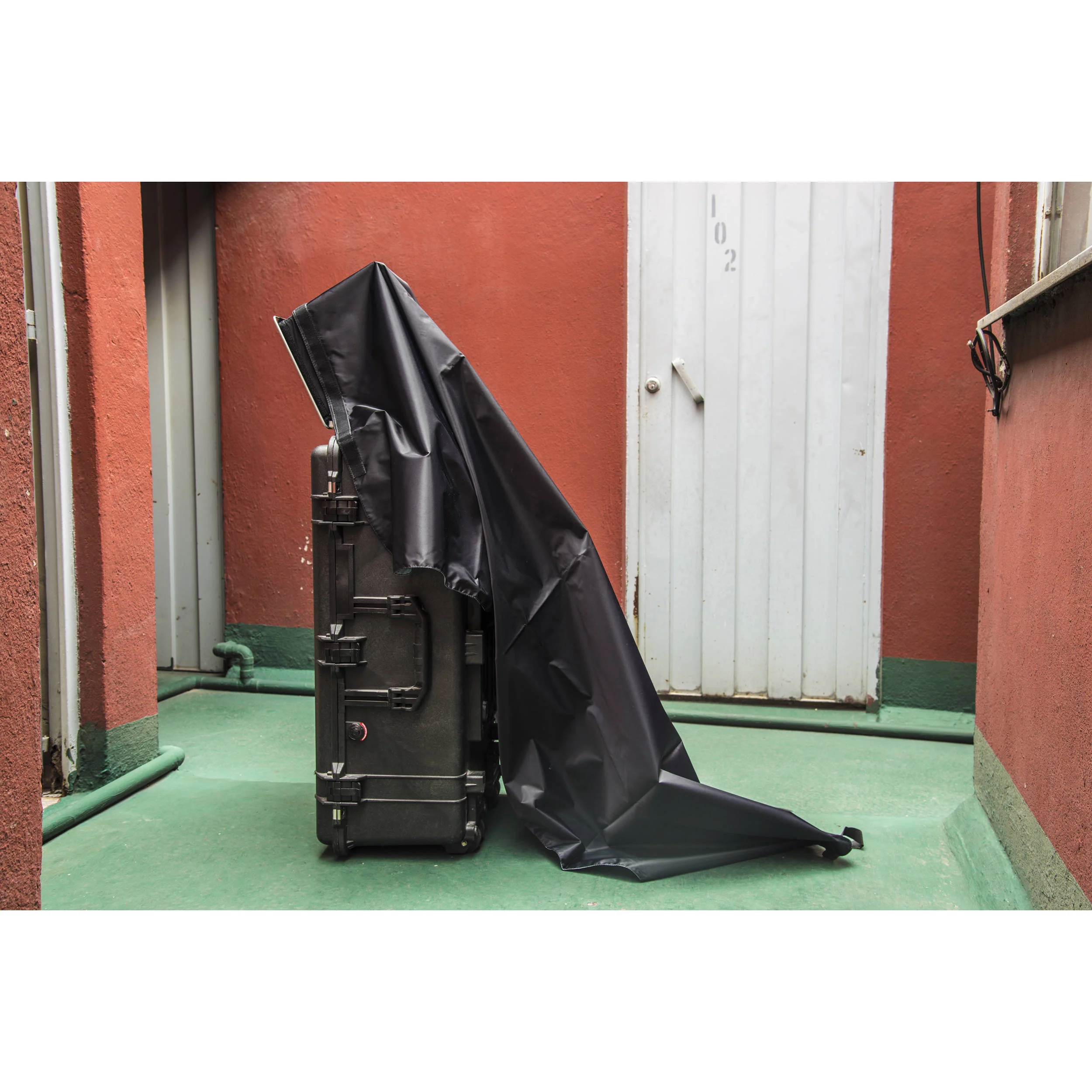 Newswear Darkroom 15" Laptop Shade & Cape - Image 7