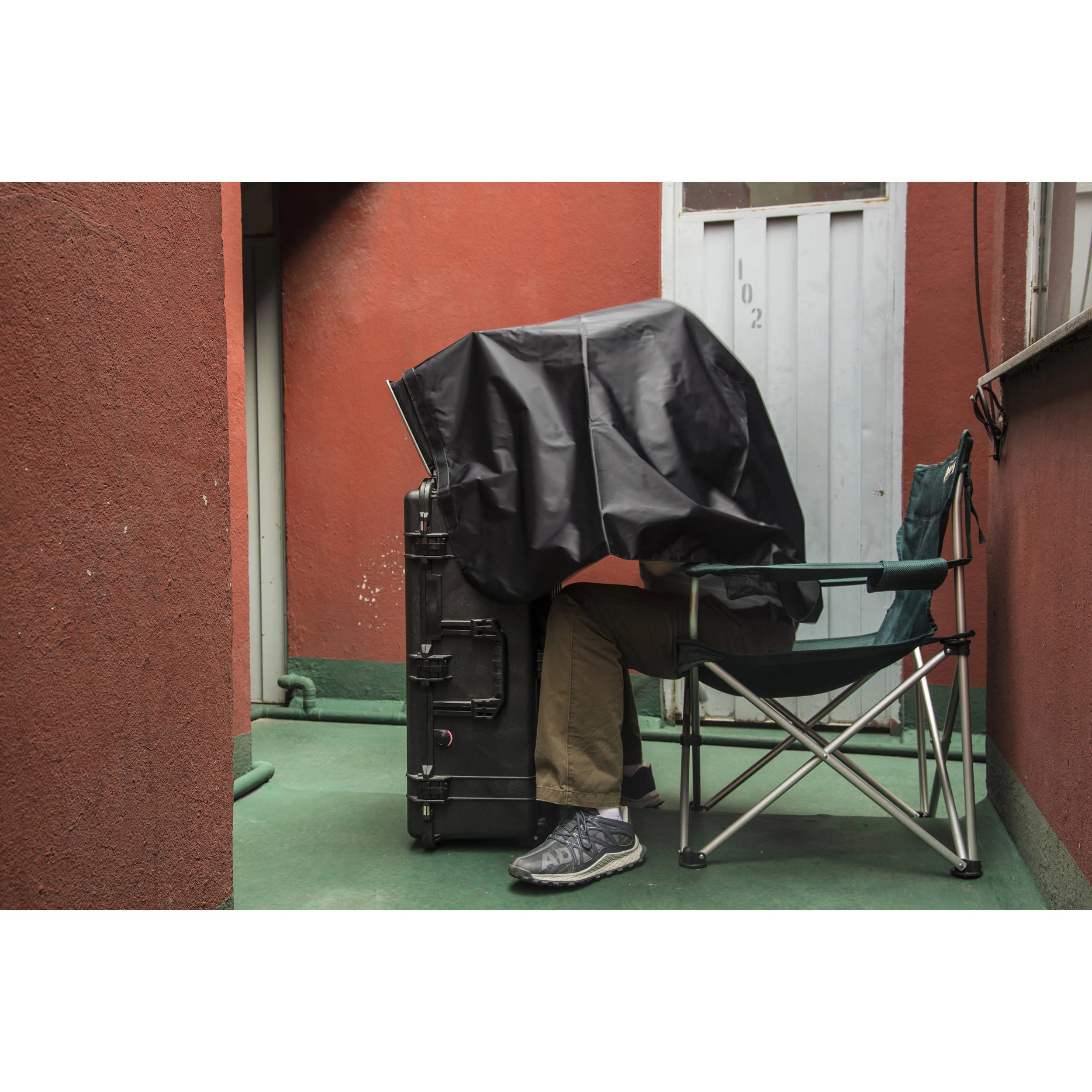 Newswear Darkroom 15" Laptop Shade & Cape - Image 8
